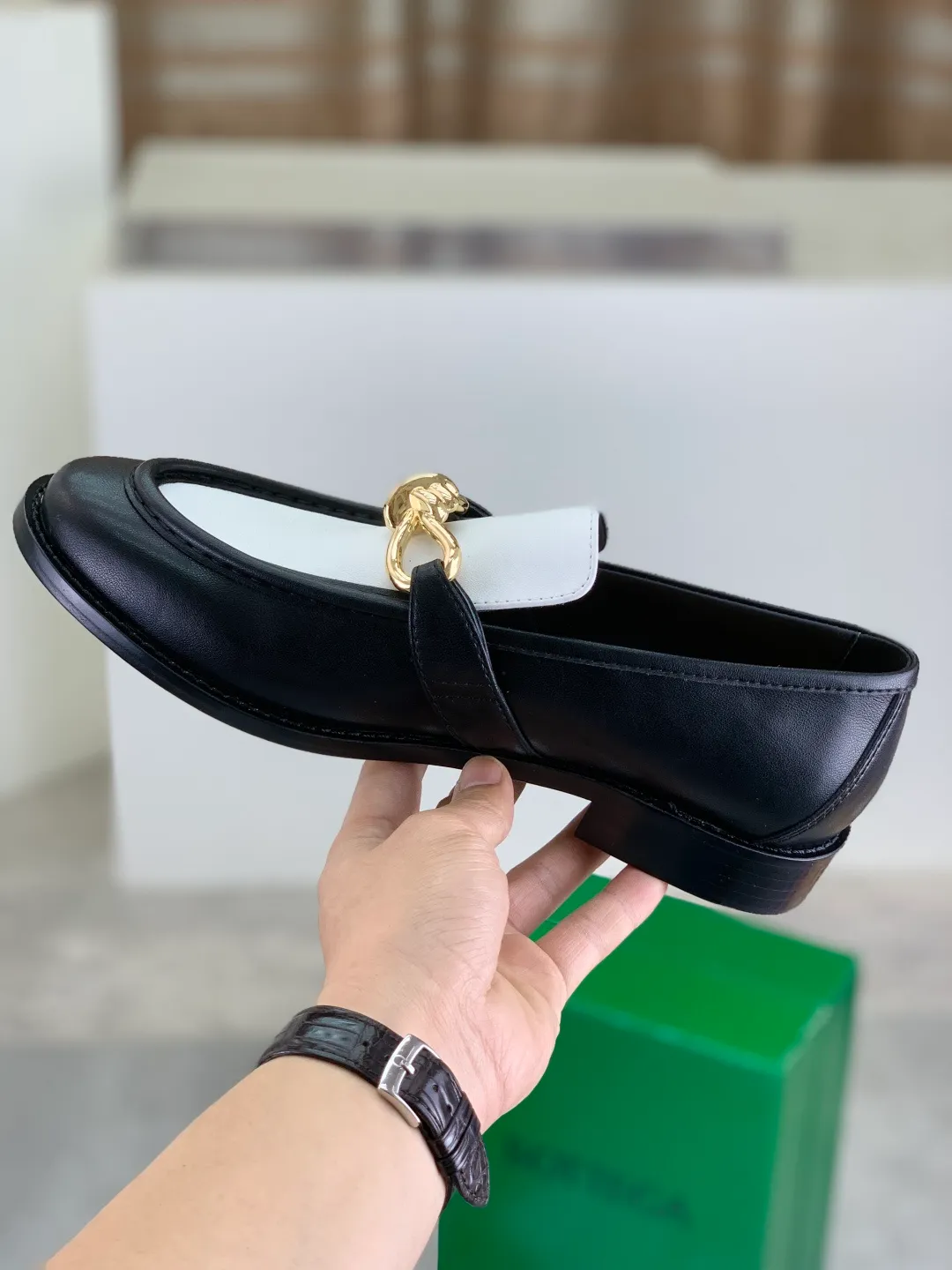 Men's shoes 💰P820 [New model] (genuine leather outsole) water-dyed cow lining 💰High-quality business couple leather shoes 💎💎💎 BOTTEGA VENETA official website synchronizes the latest top version of BV in the market, accept material comparison, shoe type comparison, process comparison, practical and textured, versatile and suitable for any occasion, the more you look at it, the more flavorful it becomes. Purely hand-knitted craftsmanship - Upper material, calfskin imported from Italy 🇮🇹 - High-quality water-dyed cowhide lining - Original private model customized leather outsole -Size: Female 35-39 (40 ordered) Male 39-44 (38 45 can be customized) Color: Multiple colors available